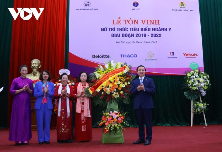 Outstanding female intellectuals in medical sector honored - ảnh 1