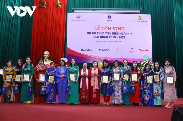 Outstanding female intellectuals in medical sector honored - ảnh 2