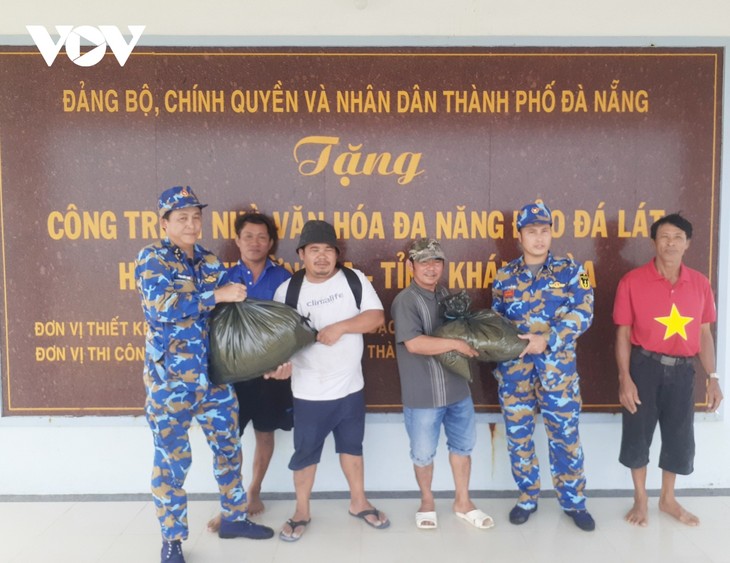 Spratly soldiers provide food, fresh water to stranded fishermen - ảnh 1