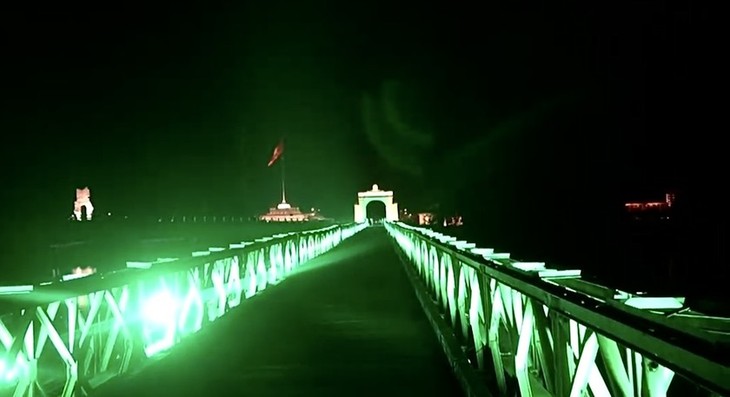 Hien Luong bridge lit up in green to celebrate 27 years of Vietnam-Ireland diplomatic ties - ảnh 1