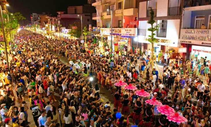Hue summer festival 2023 opens with colourful carnival - ảnh 1