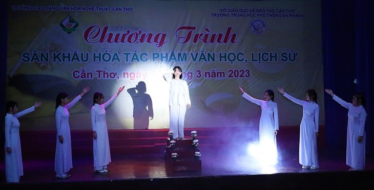 Can Tho students stage theatrical performance to enliven literary, historical works  - ảnh 2