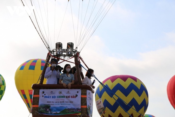 First hot-air balloon festival held in Thang Binh beach, Quang Nam  - ảnh 1