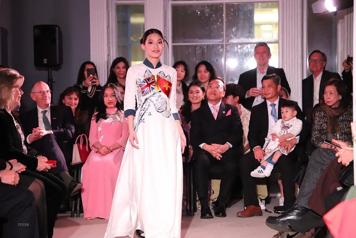 Vietnamese fashion debuts in London - ảnh 1