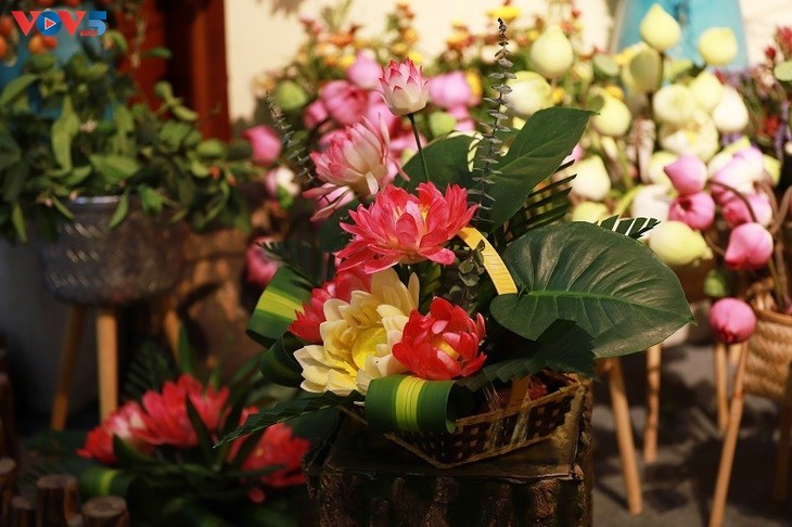 Hanoi art exhibition showcases lotus flowers’ pure beauty  - ảnh 14