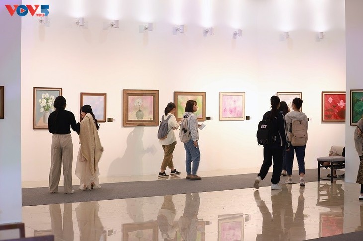 Hanoi art exhibition showcases lotus flowers’ pure beauty  - ảnh 7