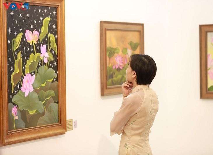 Hanoi art exhibition showcases lotus flowers’ pure beauty  - ảnh 8