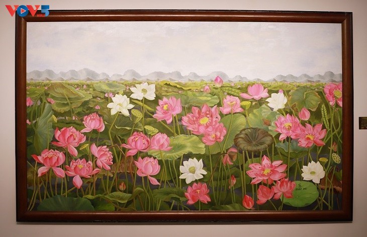 Hanoi art exhibition showcases lotus flowers’ pure beauty  - ảnh 9