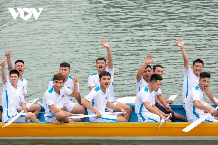 Dragon boat racing on Cat Ba Island excites crowds - ảnh 10