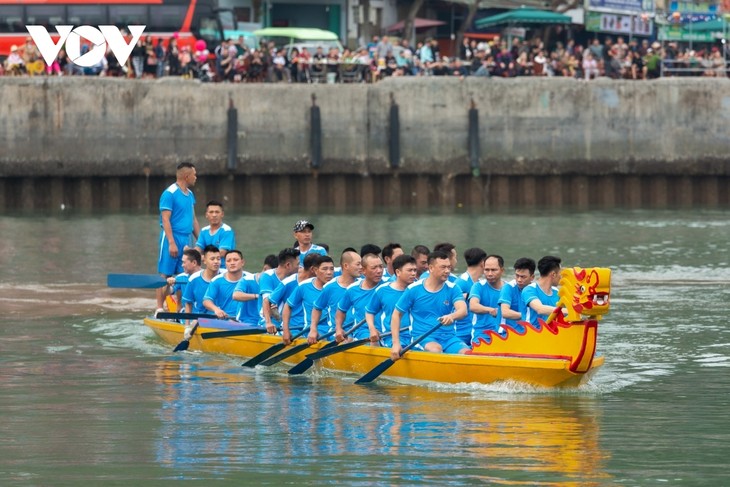 Dragon boat racing on Cat Ba Island excites crowds - ảnh 3