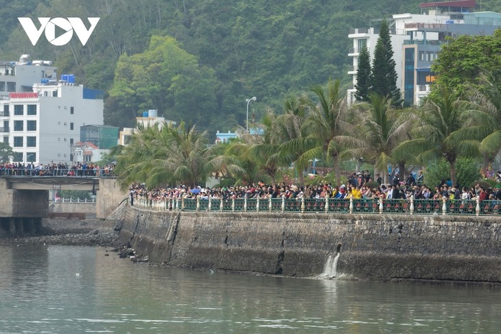 Dragon boat racing on Cat Ba Island excites crowds - ảnh 4