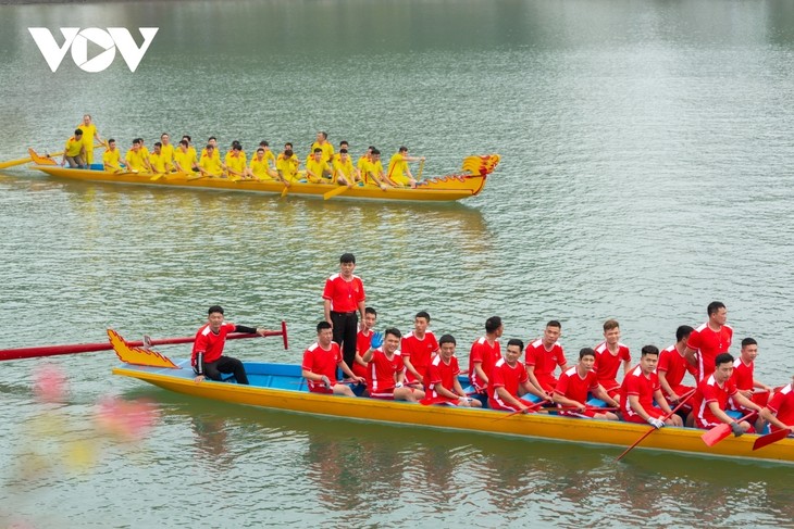 Dragon boat racing on Cat Ba Island excites crowds - ảnh 5