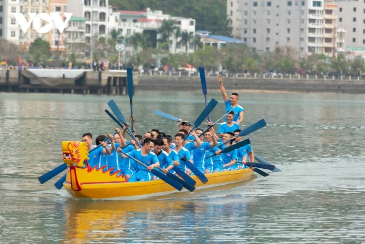 Dragon boat racing on Cat Ba Island excites crowds - ảnh 6