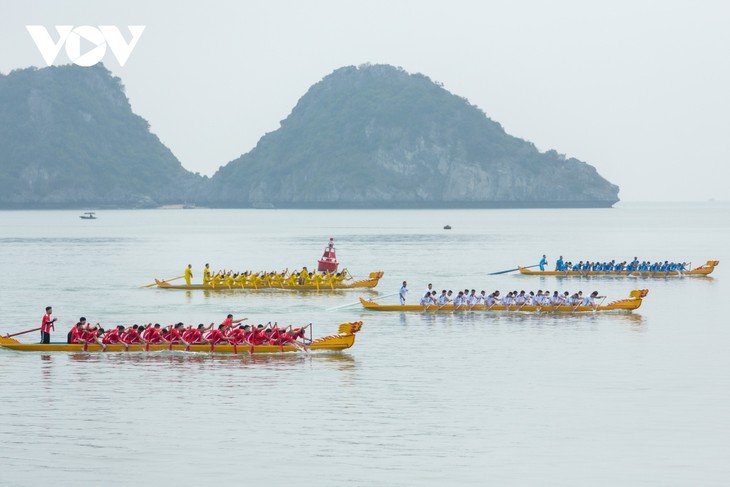 Dragon boat racing on Cat Ba Island excites crowds - ảnh 9