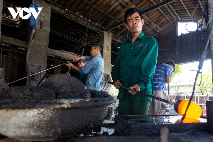 Xoi Tri village in Nam Dinh province preserves tradition of glass blowing - ảnh 4