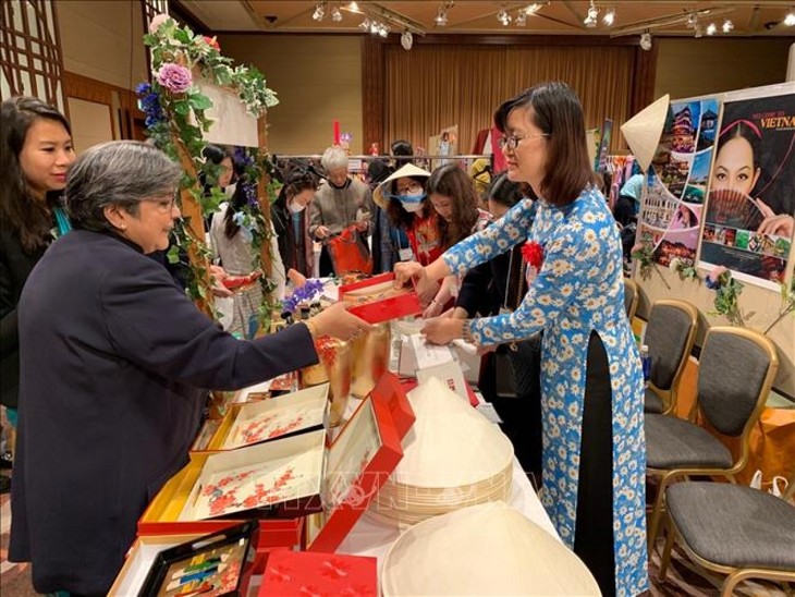 Vietnam participates in charity bazaar in Japan - ảnh 1