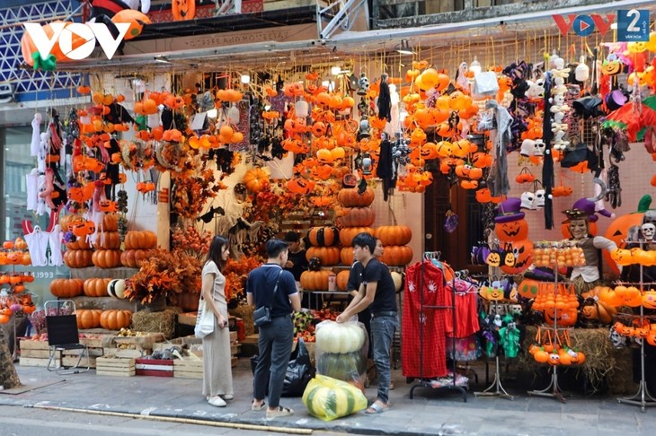 Halloween atmosphere coming early to Vietnamese capital - ảnh 11