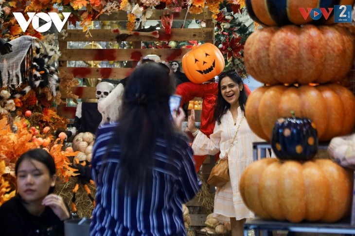 Halloween atmosphere coming early to Vietnamese capital - ảnh 12