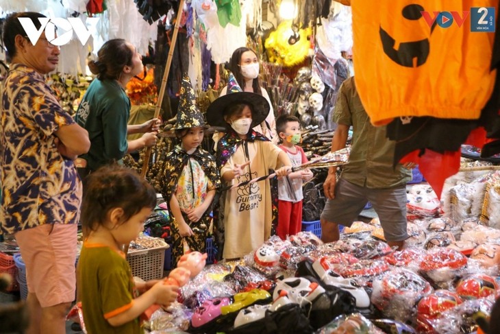 Halloween atmosphere coming early to Vietnamese capital - ảnh 13