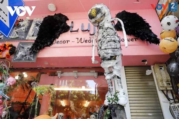 Halloween atmosphere coming early to Vietnamese capital - ảnh 7