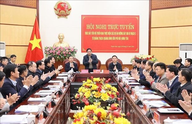 PM urges great efforts to finish Quang Trach-Pho Noi power line project by mid-2024 - ảnh 1