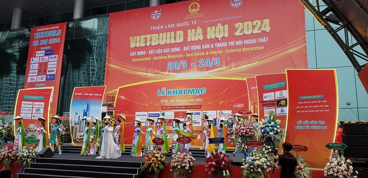 Construction exhibition VIETBUILD Hanoi 2024 opens - ảnh 1