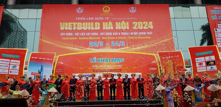 Construction exhibition VIETBUILD Hanoi 2024 opens - ảnh 2