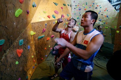 Escalade en salle : première compétition pour des amateurs de l'alpinisme - ảnh 4