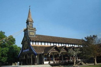 L’église en bois de Kon Tum en fête - ảnh 1
