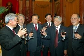Les dirigeants du pays rendent hommage au président Ho Chi Minh - ảnh 1