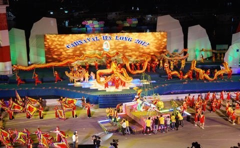 Carnaval « Halong 2012 » : un spectacle haut en couleur - ảnh 1