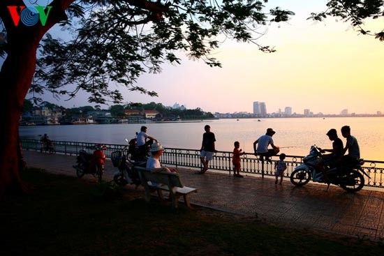 Se promener autour du lac de l'Ouest au crépuscule - ảnh 2