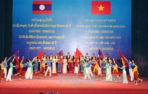 Meeting célébrant le 50e anniversaire des relations diplomatiques Vietnam-Laos - ảnh 1
