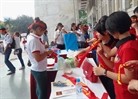 Grand flash mob des jeunes donneurs de sang à Hanoi - ảnh 1
