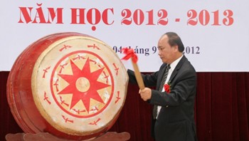 Les dirigeants Vietnamiens ont assisté à la rentrée scolaire 2012-2013 - ảnh 2