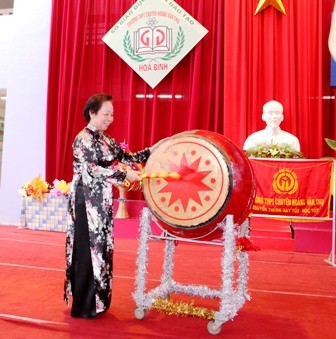Les dirigeants Vietnamiens ont assisté à la rentrée scolaire 2012-2013 - ảnh 3