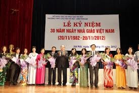 Diverses activités célébrant la journée des enseignants vietnamiens - ảnh 2