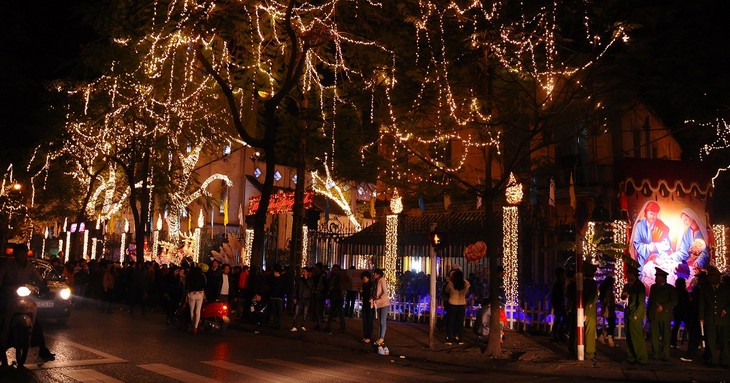 Une soirée de Noël chaleureuse à Hanoi - ảnh 11