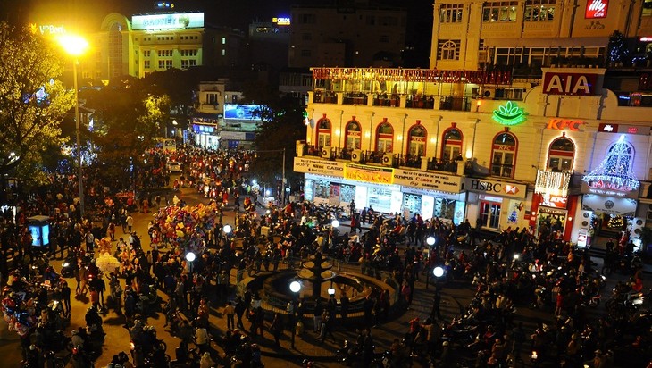 Une soirée de Noël chaleureuse à Hanoi - ảnh 1