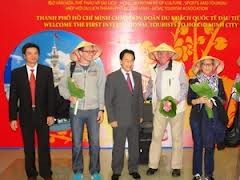 Les premiers touristes étrangers de 2013 à Ho Chi Minh-ville  - ảnh 1