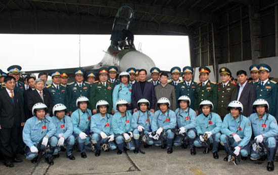 Le PM rend visite au régiment aérien 923 - ảnh 1