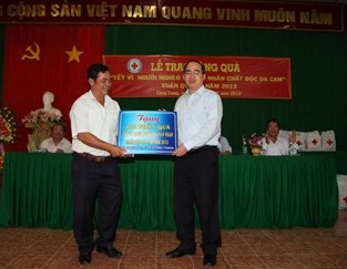 Nguyen Thien Nhan rend visite à des personnes dans le besoin à Trà Vinh - ảnh 1