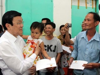 Le président rend visite aux ouvriers à Binh Duong - ảnh 1