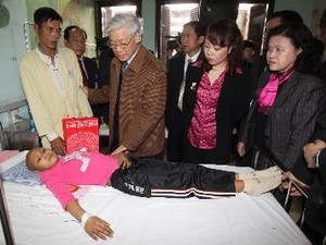Nguyen Phu Trong rend visite à des hôpitaux à Hanoi - ảnh 1