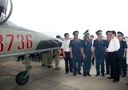 Nguyen Tan Dung se rend à la base aérienne du régiment 910 - ảnh 1