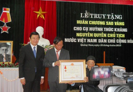 Remise à titre posthume de l’Ordre de l’Etoile d’or à Huynh Thuc Khang - ảnh 1