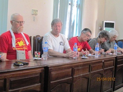 Une délégation d’anciens combattants américains en visite au Vietnam - ảnh 1