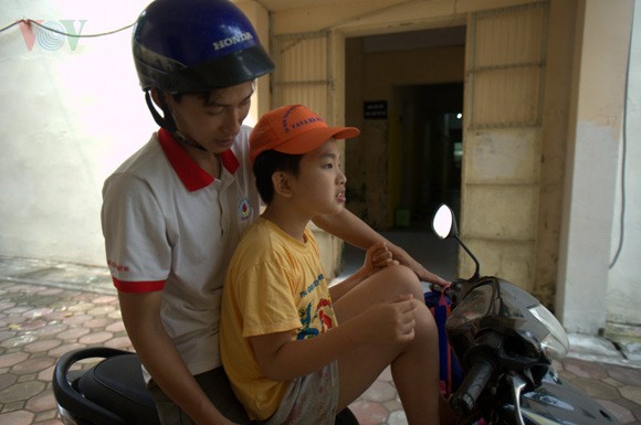 Un jour aux côtés des enfants handicapés du village de Hòa Bình  - ảnh 2