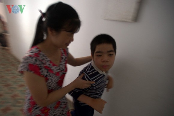 Un jour aux côtés des enfants handicapés du village de Hòa Bình  - ảnh 6
