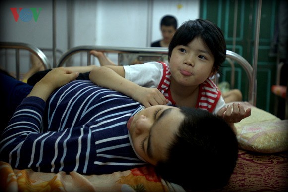 Un jour aux côtés des enfants handicapés du village de Hòa Bình  - ảnh 1